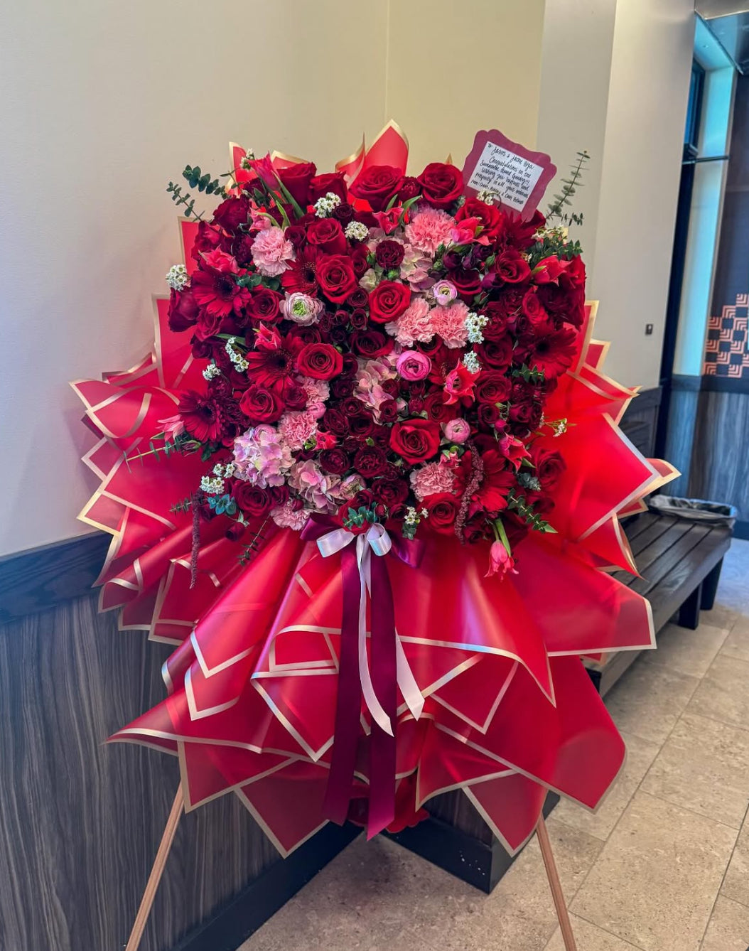 Grand Luxe Tribute Stand