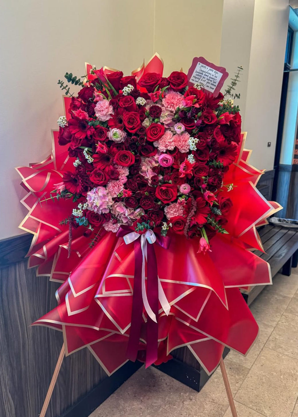 Grand Luxe Tribute Stand